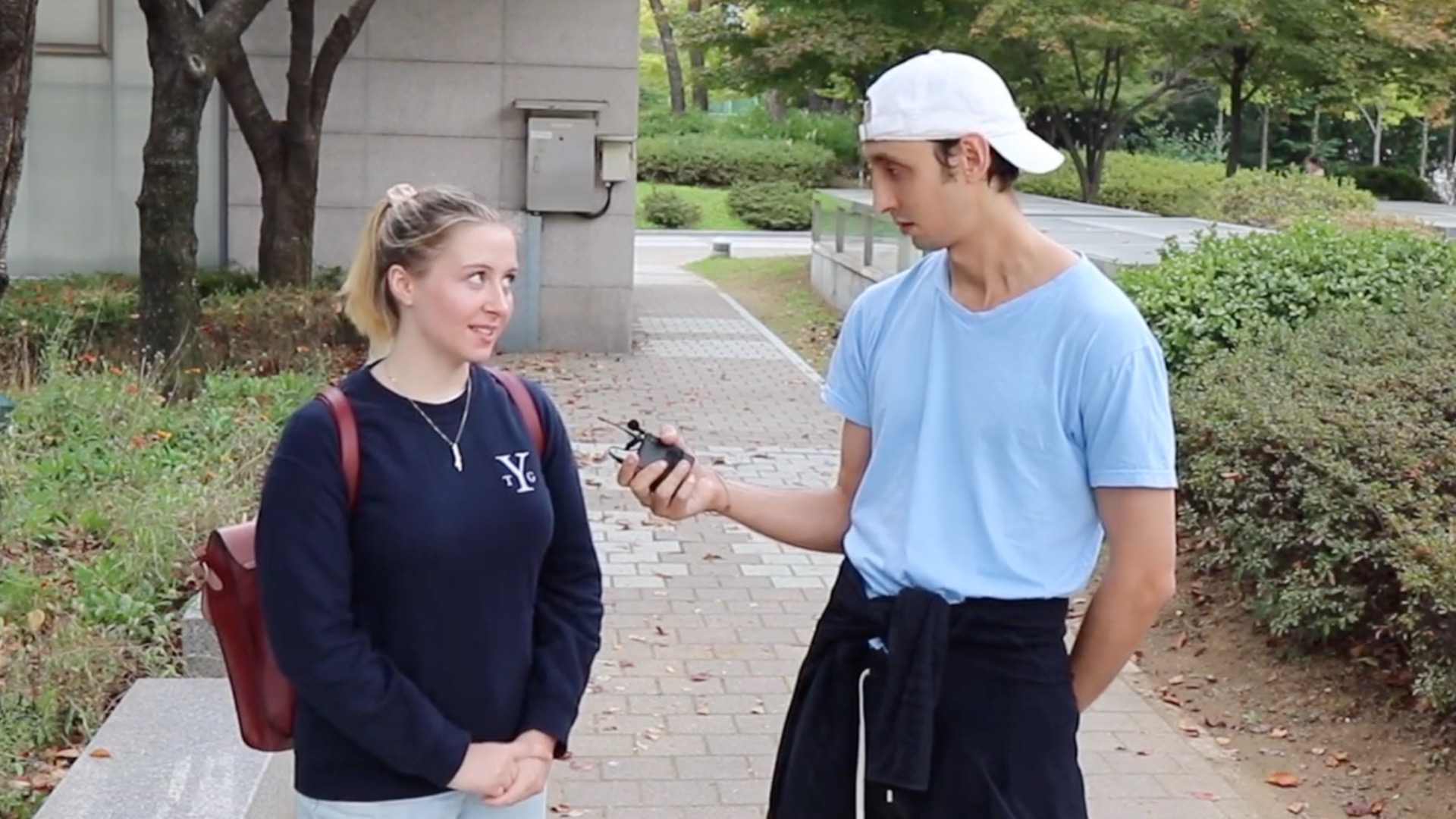 션쌤이 원어민과 대화하는 모습